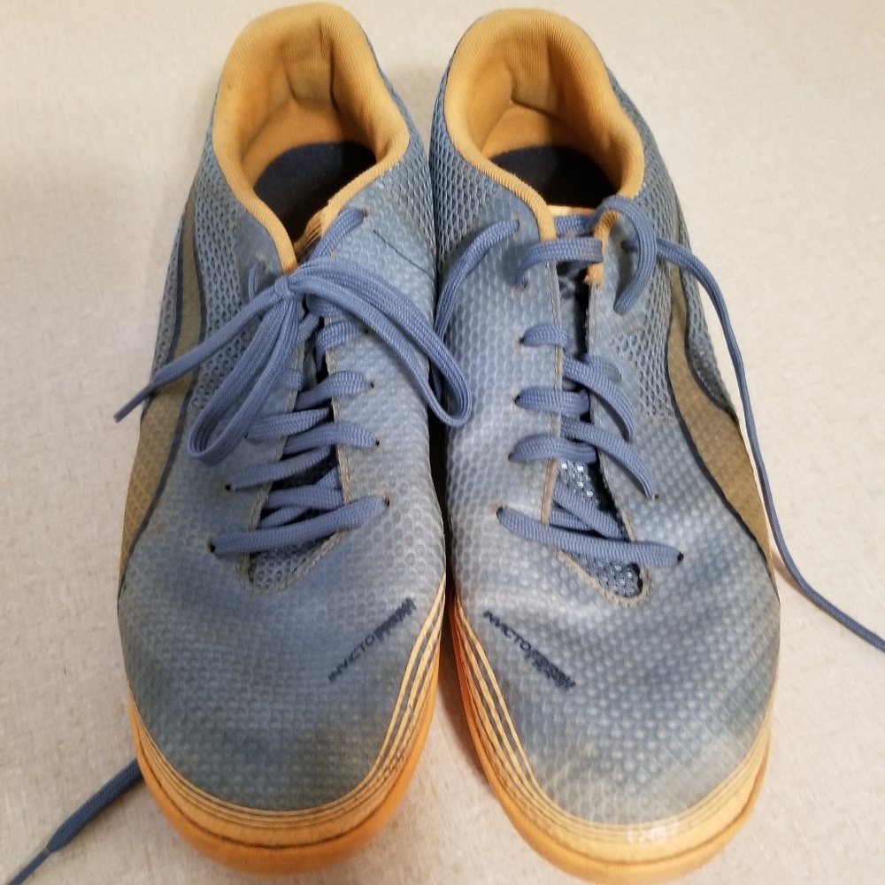 Boys size 8 pumas